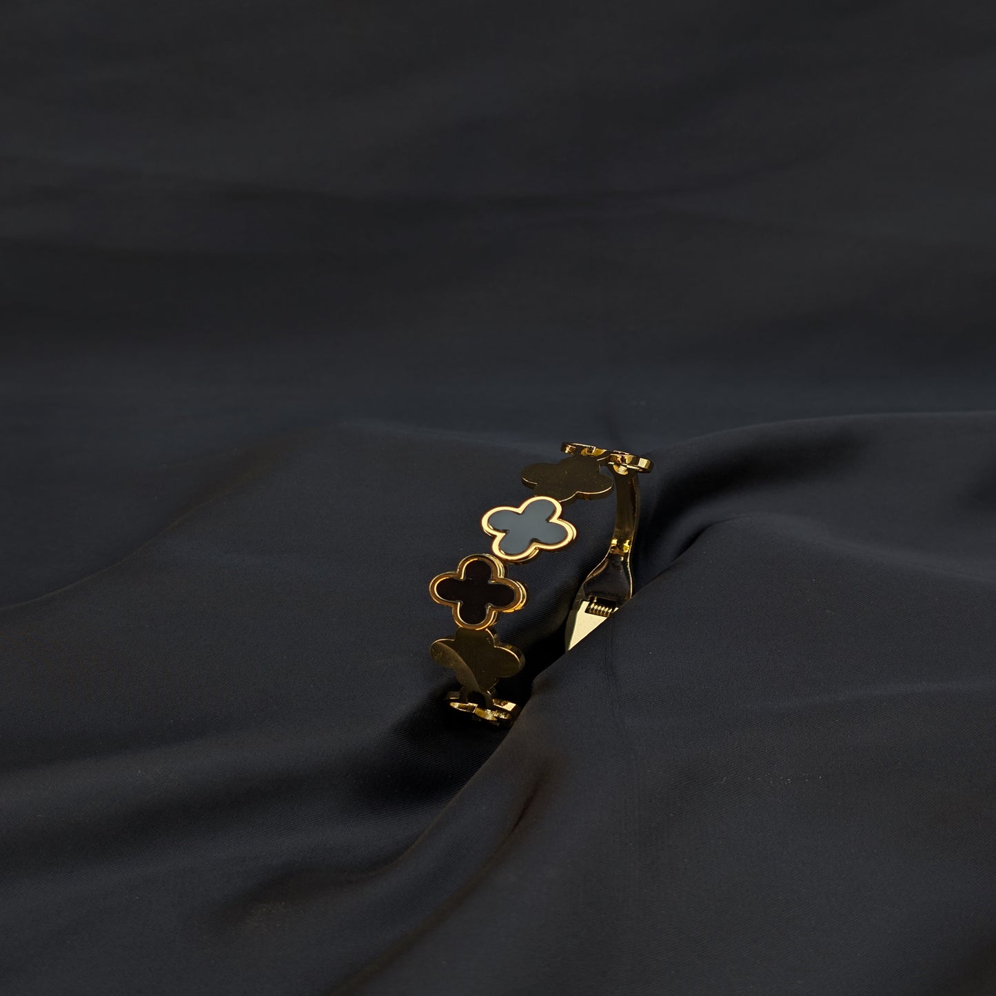 ✨Clover Handcuff✨